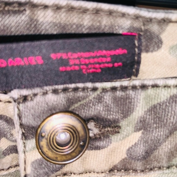 Y2K Era Camouflage Ladies Short Shorts Fits a Size 5/7 Distressed Grunge Emo - Picture 7 of 7